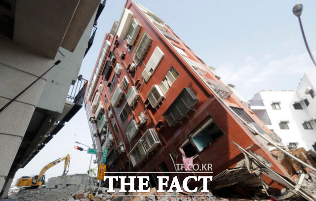 4일(현지시각) 대만 동부 화롄현에 강진으로 일부 붕괴한 건물이 비스듬히 기울어져 있다. /AP.뉴시스
