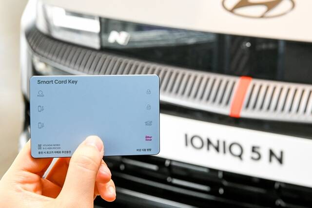 현대모비스가 신용카드 크기의 자동차 스마트키 버튼형 스마트 카드키를 출시한다. /현대모비스