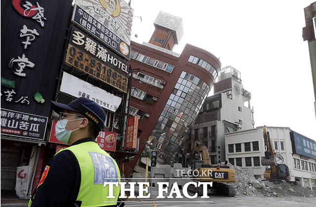 대만 동부 화롄현 인근에서 규모 7.4 강진이 발생한 가운데 4일(현지시간) 화롄현에 기울어진 건물 주변이 통제되고 있다. /화롄=AP.뉴시스