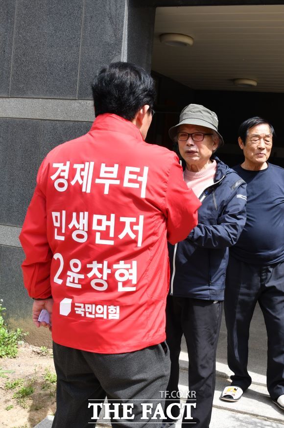 2일 대전 동구 윤창현 국민의힘 후보가 한 아파트 단지 경로당을 방문하고 있다. /조성은 기자
