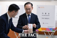  모의투표하는 김정중 서울시선거관리위원장 [포토]