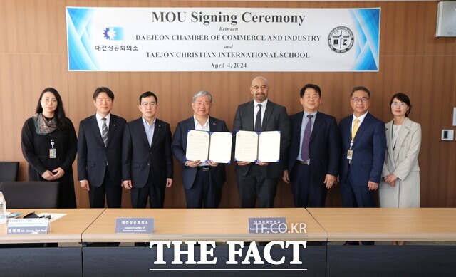 대전상공회의소와 대전외국인학교가 국제적 우수 교육환경 조성 및 지역사회 발전을 위한 업무협약을 체결하고 있다. /대전상의