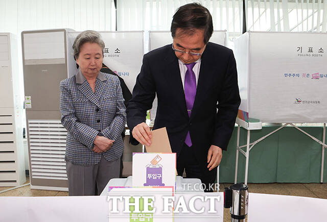 한덕수 국무총리(오른쪽)와 부인 최아영 여사가 제22대 국회의원선거 사전투표 첫날인 5일 오전 서울 종로구 삼청동주민센터에 마련된 사전투표소에서 투표를 하고 있다. /임영무 기자