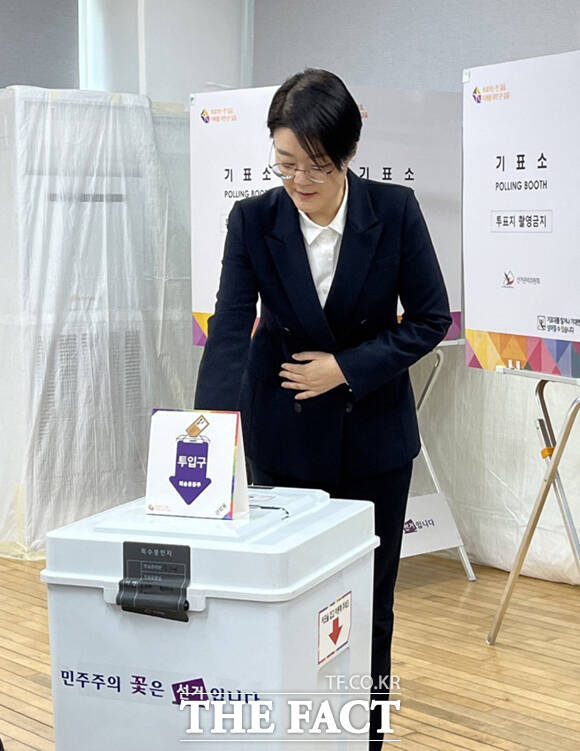 윤희숙 진보당 상임대표가 5일 오전 서울 관악구 난향동 주민센터에 마련된 사전투표소에서 투표하고 있다.