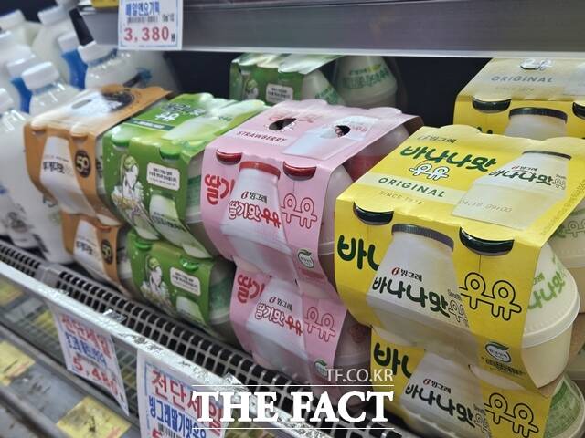 지난 4일 서울 영등포구 한 식자재마트에 빙그레 바나나맛우유, 딸기맛우유, 메로나맛우유, 투게더맛우유 제품이 진열돼 있다. /우지수 기자