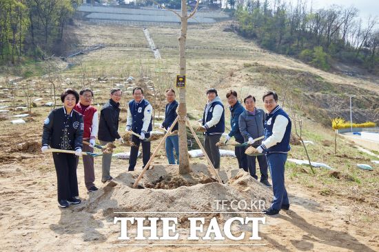경기도가 5일 제79회 식목일을 맞아 성남시와 함께 가천대학교에서 희망의 나무심기 행사를 개최했다./경기