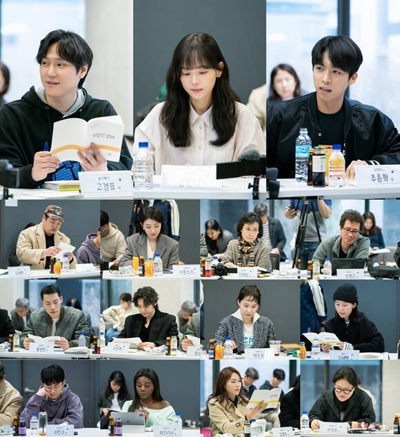 JTBC 새 수목드라마 비밀은 없어 대본 리딩 현장이 공개된 가운데 개성 넘치는 배우들이 현장을 꾸몄다. /SLL·키이스트