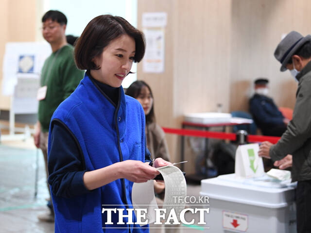 안귀령 더불어민주당 도봉갑 후보가 5일 오후 서울 도봉구 창1동 주민센터에 마련된 사전투표소에 투표를 앞두고 있다.