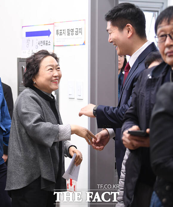 인재근 더불어민주당 의원(왼쪽)과 김재섭 국민의힘 도봉갑 후보가 5일 오전 서울 도봉구 창1동 주민센터에 마련된 사전투표소에서 만나 인사하고 있다. /이새롬 기자