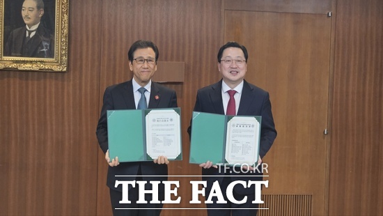 이장우 대전시장(오른쪽)이 지난 2월 일본 삿포로 눈축제를 방문한 가운데 아키모토 가쓰히로 삿포로 시장(왼쪽)을 만나 공공시설 이용 할인 대상과 방법에 대해 최종 합의했다. / 대전시