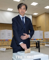  조국, 尹과 같은 곳서 사전투표 '정권 심판이 개인 복수겠나' [TF사진관]