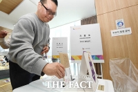  '11시 기준 투표율 5.09%'…한 표 행사하는 유권자들 [TF사진관]