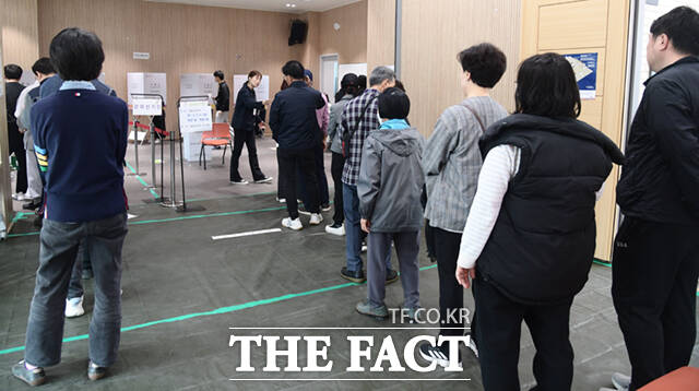 중앙선거관리위원회는 6일 22대 총선 사전투표 둘째날 10시 기준 전국 투표율은 19.04%로 집계됐다고 밝혔다. 사진은 사전투표 첫날인 5일 서울 도봉구 창1동 주민센터에 마련된 사전투표소에서 투표를 기다리는 유권자들이 길게 줄 서 있는 모습이다. /이새롬 기