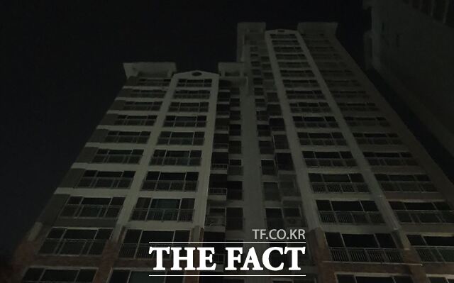 5일 수성구 만촌동의 한 아파트가 정전으로 깜깜한 모습을 보이고 있다./독자제공