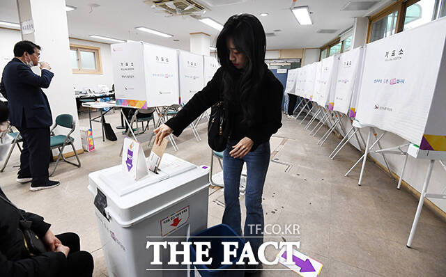 6일 중앙선거관리위원회에 따르면 22대 총선 사전투표율은 31.28%를 기록해 역대 총선 최고치를 기록했다. 사전투표를 독려했던 여야는 역대 최고 투표율에 모두 환호했다. 사전투표하는 시민. /서예원 기자