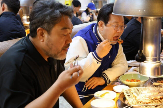 이재명 더불어민주당 대표가 지난 1일 인천 계양구의 한 식당에서 배우 이원종씨와 저녁 식사를 하고 있다. /이재명 대표 페이스북 갈무리