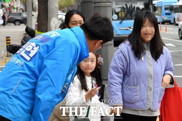 노정현 진보당 후보(부산 연제)가 4일 부산 연제구 연동시장 인근에서 시민과 인사하고 있다. /조성은 기자