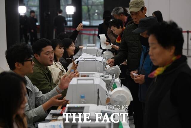 지난 5일 광주 북구 전남대학교 컨벤션홀 용봉동사전투표소에서 유권자들이 투표 용지를 받기 위해 기다리고 있다. /뉴시스