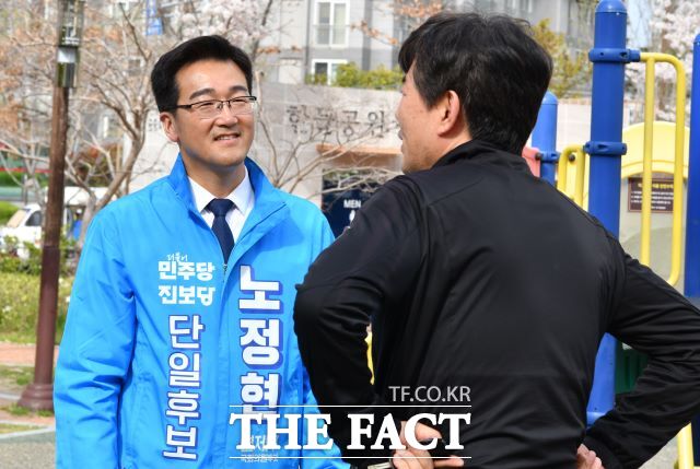 노정현 진보당 후보(부산 연제)가 4일 부산 연제구 한들공원에서 주민과 이야기하고 있다. /조성은 기자