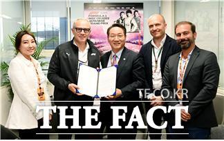 4월 6일 일본을 전격 방문한 유정복(가운데) 인천시장이 스즈카 그랑프리에 참석 중인 포뮬라 원 그룹(Formula One Group)의 스테파노 도미니칼리(Stefano Dominicali) CEO 등 F1 책임자 등을 만나 F1 인천 그랑프리 개최 의향서를 전달하고 있다./인천시