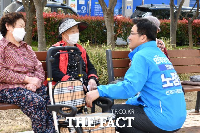 노정현 진보당 후보(부산 연제)가 4일 부산 연제구 한들공원에서 주민과 이야기하고 있다. /조성은 기자