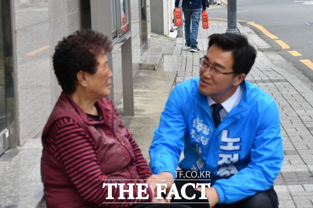 4일 노정현 진보당 후보(부산 연제)가 부산 연제구 연산동에서 주민과 대화하고 있다. /부산=조성은 기자