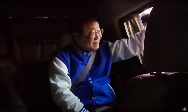 제22대 총선 인천 계양을 후보 이재명 더불어민주당 대표가 지난 6일 밤 유세 현장을 떠나며 지지자에게 인사하고 있다. / 유튜브 채널 이재명 갈무리