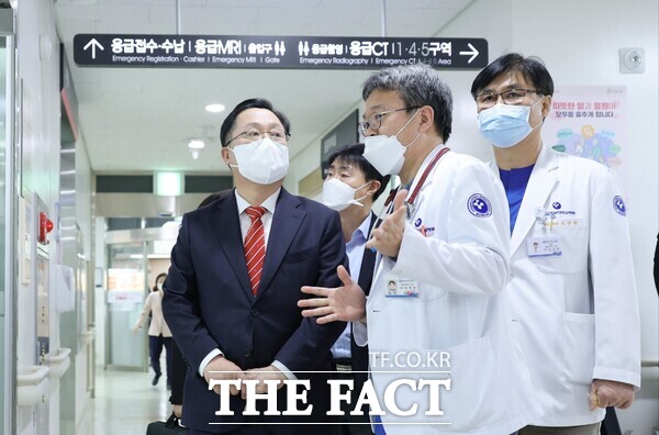 이장우 대전시장(왼쪽)이 지난 달 21일 상급 종합병원인 충남대학교병원을 찾아 의료현장 점검을 하고 있는 모습./ 대전시