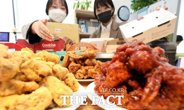 한국소비자원이 15일 소비자 선호도가 높은 프랜차이즈 치킨 24개 제품에 대한 조사결과를 발표했다. /뉴시스