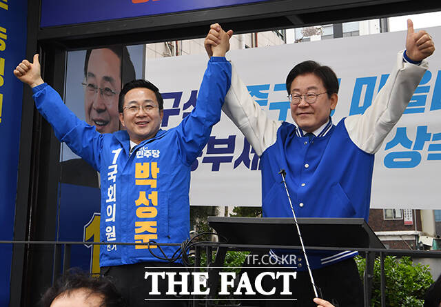 이재명 더불어민주당 대표가 8일 오후 서울 중구 약수역 인근에서 박성준 더불어민주당 중구성동구을 국회의원 후보(왼쪽)와 함께 지지를 호소하고 있다. /배정한 기자