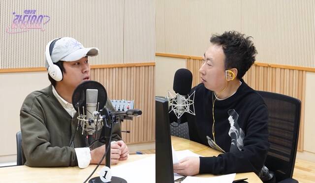 가수 이무진(왼쪽)이 8일 방송된 KBS COOL FM 박명수의 라디오쇼에 출연했다. /방송 화면 캡처