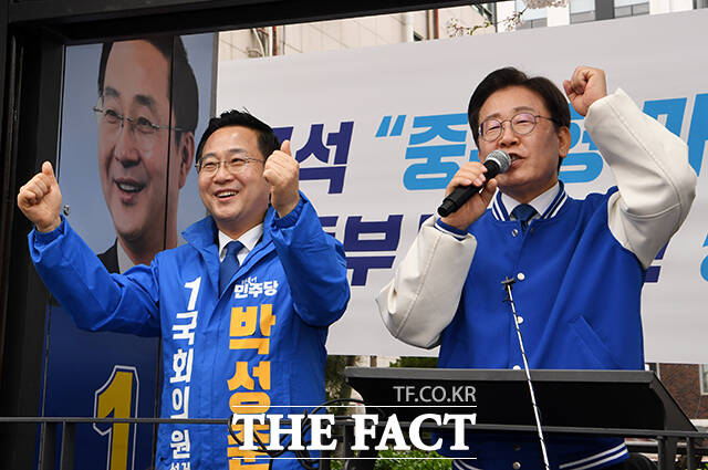 [더팩트ㅣ배정한 기자] 이재명 더불어민주당 대표가 8일 오후 서울 중구 약수역 인근에서 박성준 더불어민주당 중구성동구을 국회의원 후보와 함께 지지를 호소하고 있다. /배정한 기자