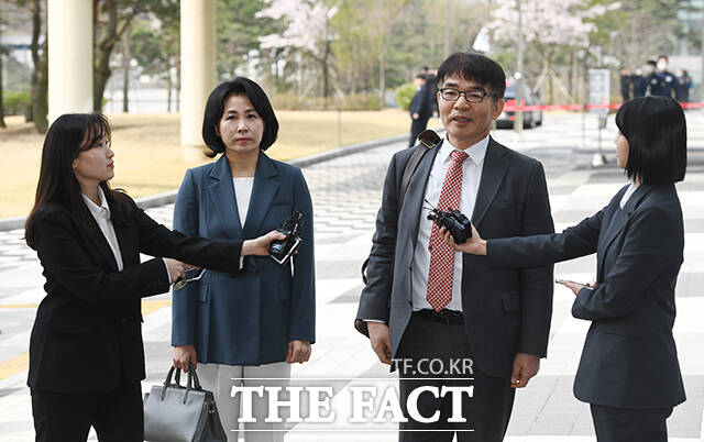 이재명 더불어민주당 대표의 배우자인 김혜경 씨(왼쪽 두 번째)가 8일 오전 경기 수원시 영통구 수원지방법원에서 열린 경기도 법인카드 유용 의혹 관련 공판에 출석하고 있다. /수원=장윤석 기자