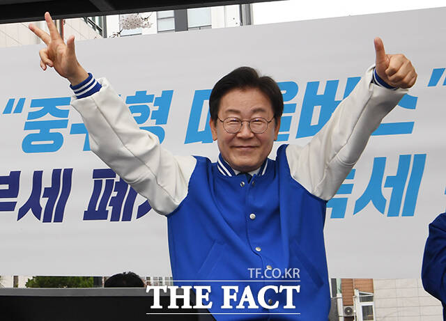 이재명 더불어민주당 대표가 8일 오후 서울 중구 약수역 인근에서 박성준 더불어민주당 중구성동구을 국회의원 후보와 함께 지지를 호소하고 있다. /배정한 기자