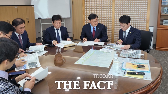 김윤철 합천군수(오른쪽 두번째)가 세종시 정부종합청사를 찾아 지역 현안 사업 당위성을 설명하고 있다./합천군