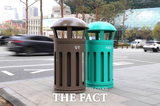 서울 거리 쓰레기통이 버리기 쉽고 수거도 편하게 바뀐다. 새 디자인이 적용된 쓰레기통. /서울시