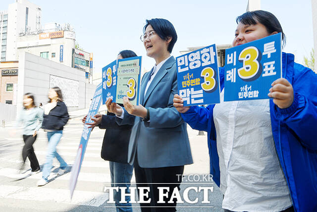 4·10 총선을 하루 앞둔 9일 오전 서울 서대문구 이화여대 앞에서 윤희숙 진보당 상임대표(가운데)를 비롯한 관계자들이 청년 투표 독려 및 더불어민주연합 지지를 호소하고 있다. /장윤석 기자