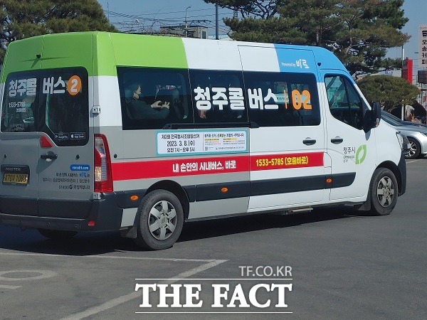 서울 버스의 적자 및 출퇴근길 혼잡도를 개선하기 위해 콜버스를 도입해야 한다는 연구결과가 나왔다. 수요응답형(DRT) 청주콜버스. /청주시