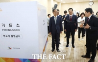  오세훈 시장과 투표소 점검하는 한덕수 총리 [포토]