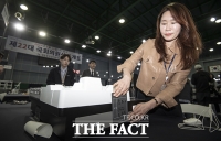  봉인지 붙이는 영등포구 선관위 관계자 [포토]