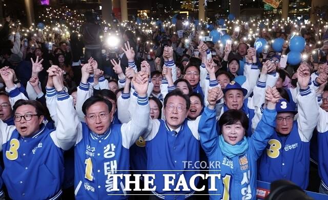 9일 이재명 더불어민주당 대표와 강태웅 용산구 후보를 비롯한 참석자들이 서울 용산구 용산역에서 4·10 총선 마지막 선거 유세를 펼치고 있다./뉴시스