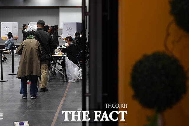 제22대 국회의원선거 본투표 날인 10일 오전 서울 용산구 중부기술교육원에 마련된 한남동 제3투표소를 찾은 시민들이 투표하고 있다. /장윤석 기자