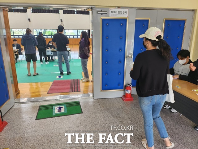 경남 김해시 진영문화체육센터에 마련된 투표소에서 유권자들이 투표를 하기 위해 줄을 서고 있다./경남=강보금 기자