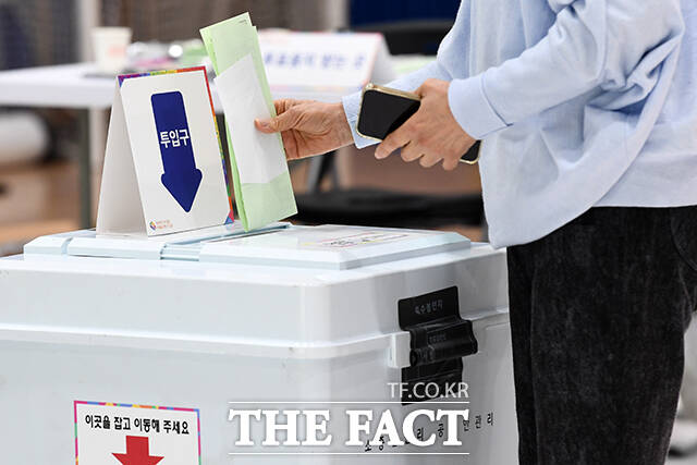 제22대 국회의원 선거 투표일인 10일 오후 1시 기준 부산과 경남의 투표율이 52.8%, 54.4%로 각각 집계됐다./더팩트DB