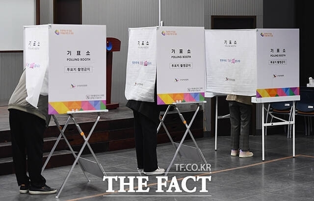 제22대 국회의원 선거 본투표일인 10일 오후 6시 기준 부산·경남 투표율이 67.5%, 67.6%로 각각 집계됐다. /장윤석 기자