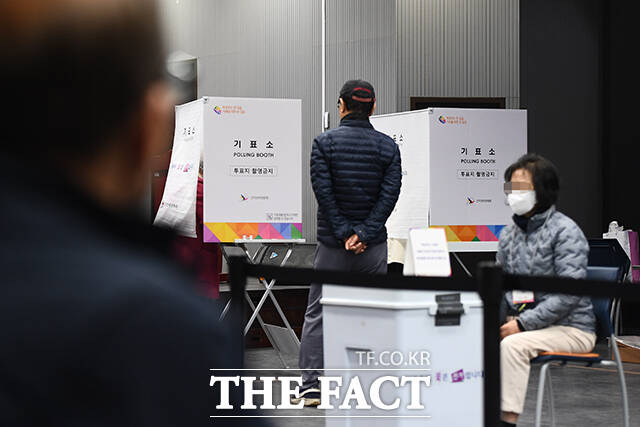 제22대 국회의원선거 본투표 날인 10일 오전 서울 용산구 중부기술교육원에 마련된 한남동 제3투표소를 찾은 시민들이 투표하고 있다. /장윤석 기자