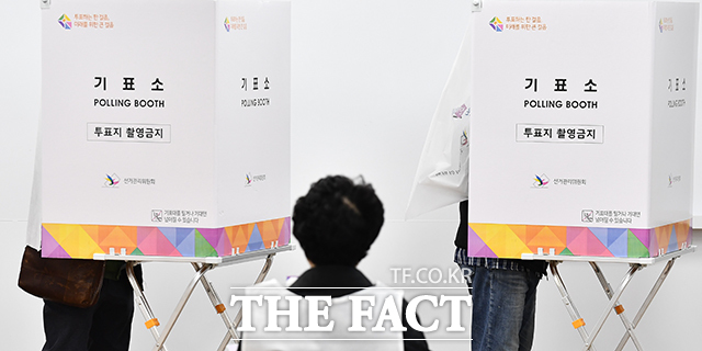 제22대 국회의원선거 날인 10일 오전 서울 용산구에 마련된 투표소를 방문한 시민들이 투표하고 있다. /박헌우 기자