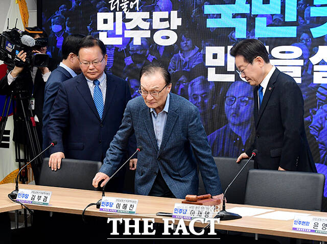 해단식 참석하는 김부겸·이해찬 더불어민주당 상임공동선대위원장과 이재명 대표(왼쪽부터).