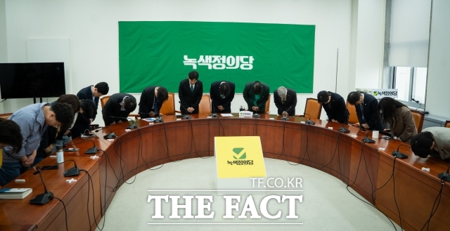 11일 오전 서울 여의도 국회에서 녹색정의당 선대위 해단식이 열리고 있다. 정의당은 3% 미만 득표율로 20년 만에 원외 정당이 됐다. 심상정 정의당 의원은 정계 은퇴를 시사했다. /녹색정의당 제공