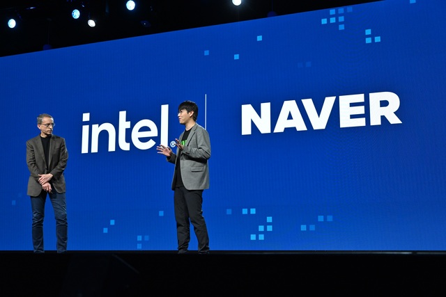 팻 겔싱어 인텔 CEO(왼쪽)와 하정우 네이버클라우드 AI이노베이션 센터장이 9일 인텔 비전 2024 행사에서 발언하고 있다. /네이버클라우드